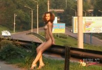 Голая девушка-нудистка гуляет по улице (публичная эротика)