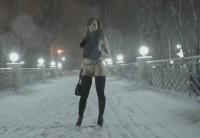 Эротическая прогулка голой красотки по зимнему парку в Москве